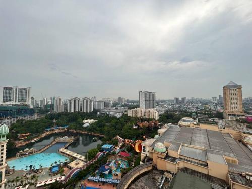 八打灵再也SunwayLagoonFamilySuite-2pax-Netflix-Balcony-Super Fast Internet的城市的顶部景观,设有水上公园