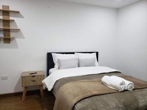 昆卡Departamento completo con hermosa vista de la ciudad的卧室配有一张带白色床单和枕头的大床。