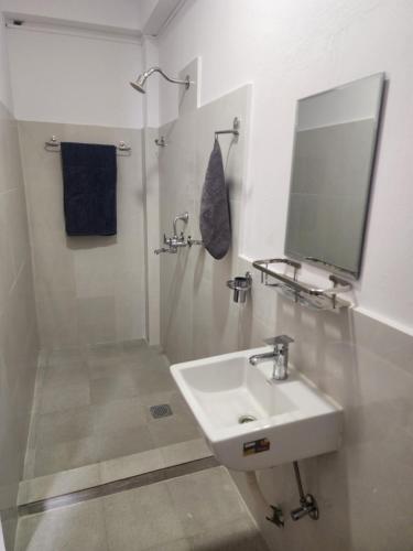 BeniThe Heritage at Lamakhet Hotel的白色的浴室设有水槽和镜子