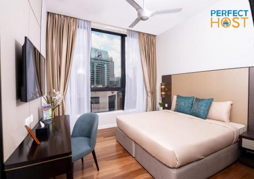吉隆坡Pavilion Ceylon Hill Suites, Bukit Bintang的配有一张床、一张书桌和一扇窗户的酒店客房