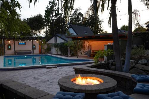 La Canada FlintridgeGuest Oasis on the edge of Los Angeles的一个带火坑和游泳池的后院游泳池