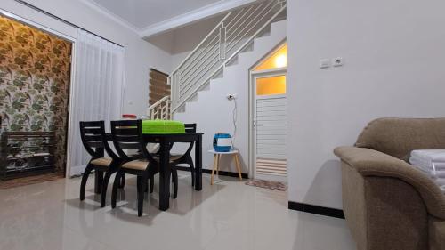 巴图Villa Terrace Batu Malang Kav 4的一间带桌椅和沙发的用餐室