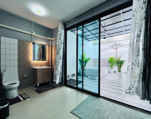 Ban Nong KhamanHori hotel的带浴缸、卫生间和窗户的浴室