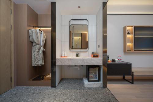 达州悦森·忆致酒店(文理学院莲湖店)的一间带水槽和镜子的浴室