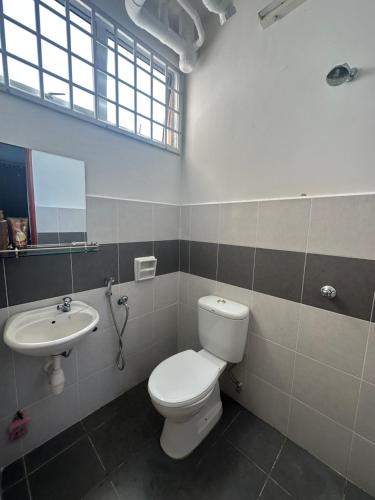 瓜拉丁加奴The Myrini Homes - Cityview Near Drawbridge的一间带卫生间和水槽的浴室