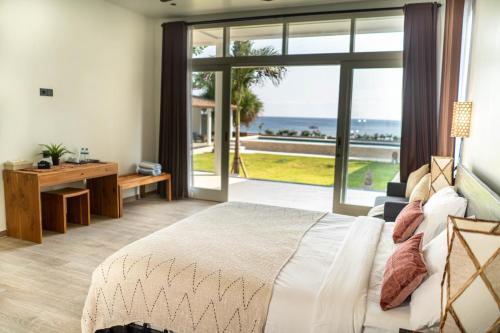 艾湄湾The Cokelat Amed的一间卧室配有一张床,享有海景