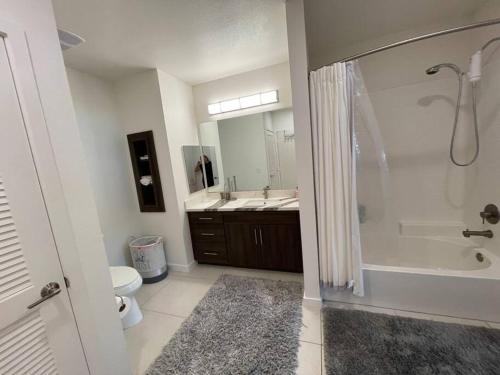 尔湾Luxurious Apartment Bardeen New Port Beach 1 Bedroom的带淋浴、卫生间和盥洗盆的浴室