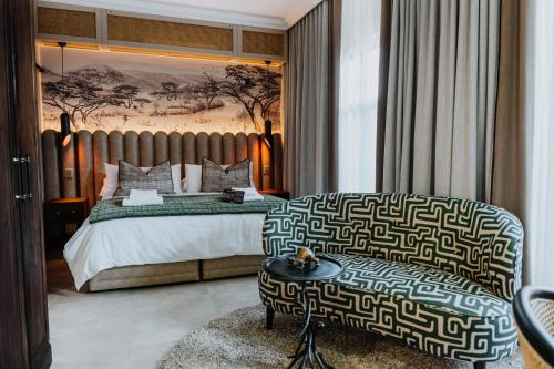 克莱克斯多普Oryx Boutique Hotel的一间卧室配有一张大床和一把椅子