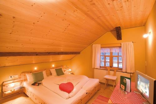梅劳纳兹梅劳宾馆的一间卧室,配有一张红色的床