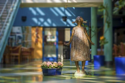 维尔纽斯格拉塔森特姆酒店的站在两株植物旁的女人的雕像