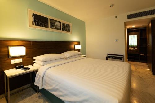 浦那Fairfield by Marriott Pune Kharadi的卧室配有一张白色的大床和一张桌子