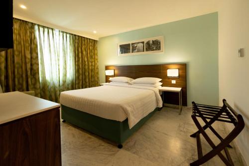 浦那Fairfield by Marriott Pune Kharadi的一间卧室配有一张床和一张书桌