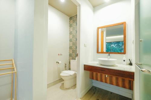 Ban Don KlangLAKE HOUSE Naka Cave的一间带水槽、卫生间和镜子的浴室