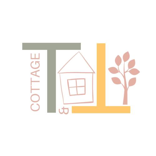 布雷亚扎Thee&Thou Cottage的架子上的房屋和树