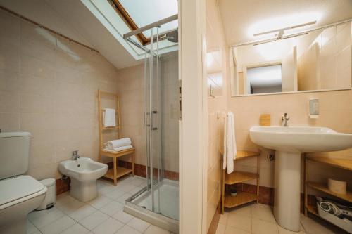 奥斯塔Vevey 5的浴室配有卫生间、盥洗盆和淋浴。