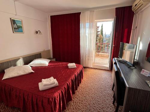 德罗贝塔-塞维林堡弗洛拉酒店的酒店客房设有红色的床和窗户。
