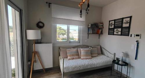 阿特米达Philia Apartment的卧室配有带枕头的床铺和窗户。