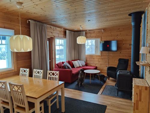 萨利色尔卡Twin Peaks Urupää B Saariselkä的客厅配有红色的沙发和桌子
