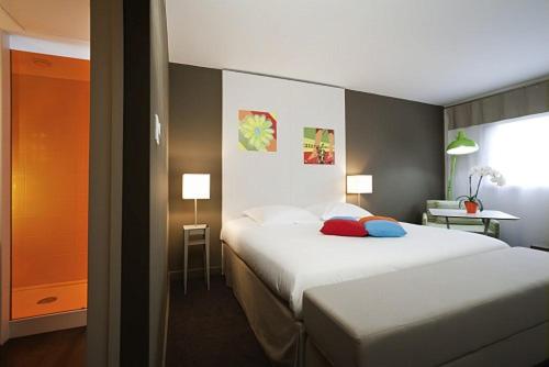 安姆比利Ibis Styles Annemasse Genève的酒店客房设有两张床和窗户。