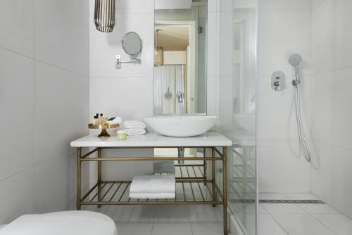 特拉维夫罗斯柴尔德酒店22号的白色的浴室设有水槽和镜子