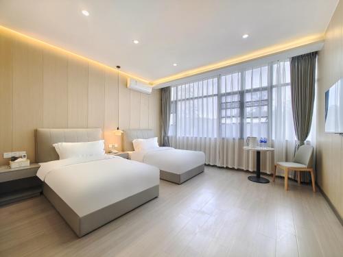 简阳不晚民宿(天府国际机场店)的酒店客房设有两张床和一张桌子。