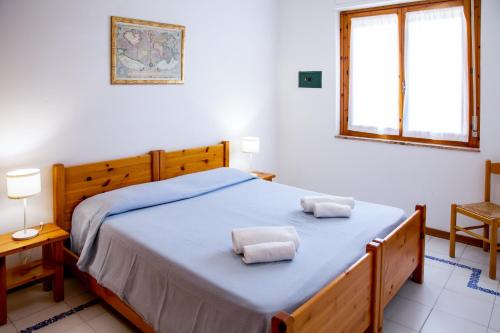 阿尔盖罗布甘维雷亚住宅酒店的一间卧室配有一张床,上面有两条毛巾