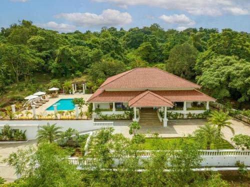 果阿旧城ama Stays & Trails Palmeira De Socorro , Goa的享有带游泳池的度假村的空中景致