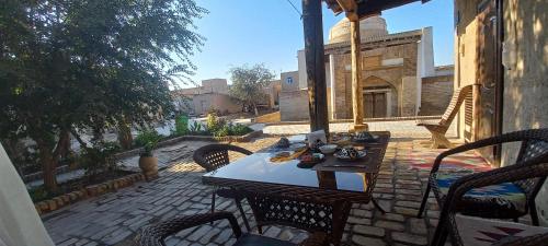 希瓦B&B, Khiva ,, Abdullah " in ichan Kala的砖砌庭院内带桌椅的庭院
