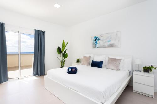 San AndrésVistamar beach的白色的卧室设有一张大床和一个大窗户