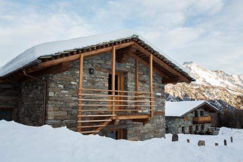 阿亚斯Lavarets Chambres d’Hôtes的雪地小木屋