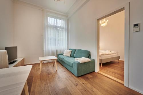 伯尔尼Perfect Location, comfortable & modern的客厅配有绿色沙发和床。