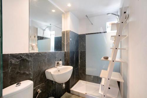 圣克鲁斯-德特内里费La Casita del 7的浴室配有白色水槽和卫生间。