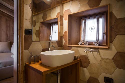 阿亚斯Lavarets Chambres d’Hôtes的浴室设有白色水槽和镜子