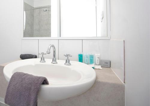 库努纳拉金伯利克罗克汽车旅馆的浴室设有白色水槽和镜子