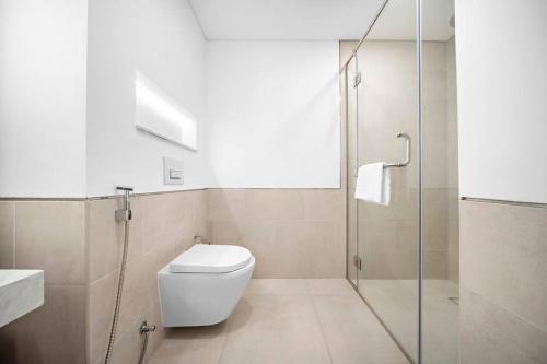 迪拜Chic 1BR APT Rahaal 2 MJL的一间带卫生间和玻璃淋浴间的浴室
