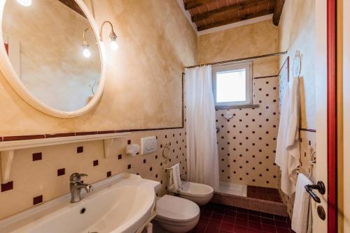里帕尔贝拉Residence Borgo Felciaione的一间带水槽、卫生间和镜子的浴室