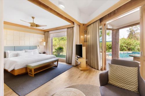 古尔冈The Westin Sohna Resort & Spa的一间卧室配有一张特大号床和一台电视