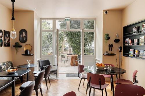 奥尔良La Loge Gogaille - Arago - Accès autonome的客厅配有桌椅和窗户。