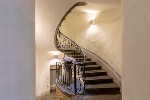 佛罗伦萨numa I Felice Rooms & Apartments的房屋内的螺旋楼梯