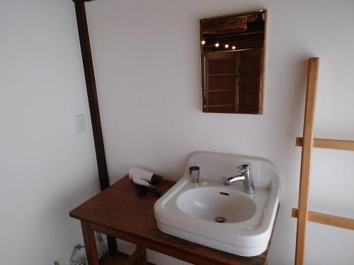 玉野市Womb Guesthouse Kojima -Uminomieru ie- - Vacation STAY 95107v的浴室设有白色水槽和镜子