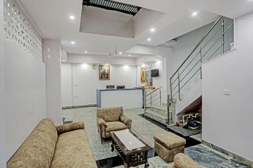 新德里Hotel S B INN Paharganj的客厅配有沙发和两把椅子