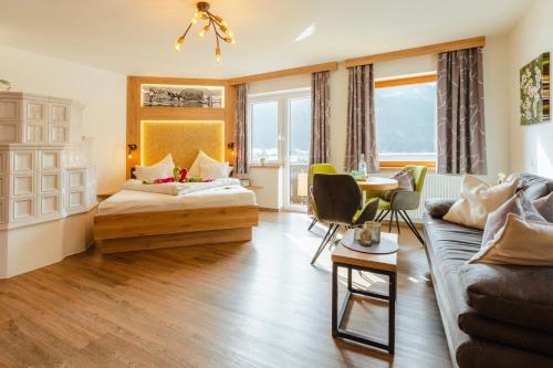 魏森湖卡门霍夫公寓式酒店的客厅配有沙发和桌子