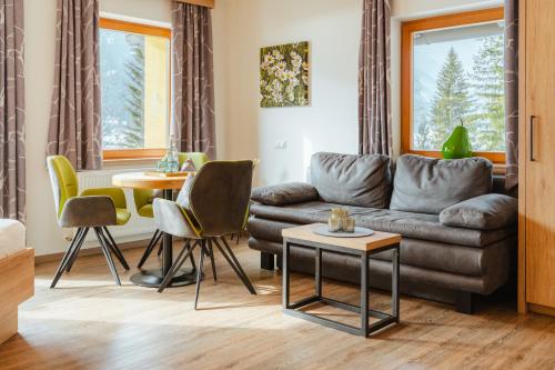 魏森湖卡门霍夫公寓式酒店的客厅配有沙发和桌子