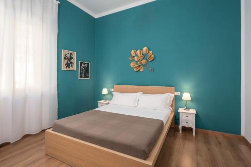 米兰Classbnb - Ampio appartamento a 1km da CityLife的蓝色的卧室,配有床和蓝色的墙壁