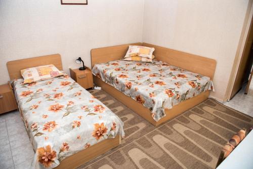 瓦尔纳Стаи за гости的小型客房配有两张床,