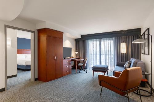 米德尔顿西麦迪逊/米德尔顿万怡酒店的酒店客房设有床和客厅。