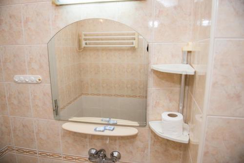 瓦尔纳Стаи за гости的带淋浴、水槽和镜子的浴室