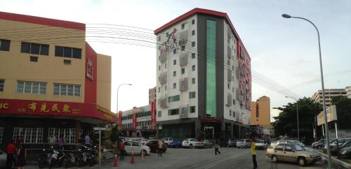 怡保Hotel Pi Ipoh的一条繁忙的城市街道,有汽车和建筑
