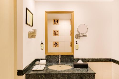 印多尔印多尔柠檬树酒店的一间带水槽和镜子的浴室