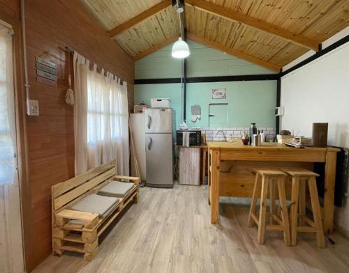 波特雷里约斯Nomade Mountain House的厨房配有冰箱、桌子和台面